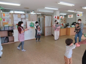 ♪ジングルベル♪の曲が流れてきたね～マラカスとすずを持ってみんなで踊ってみたよ。