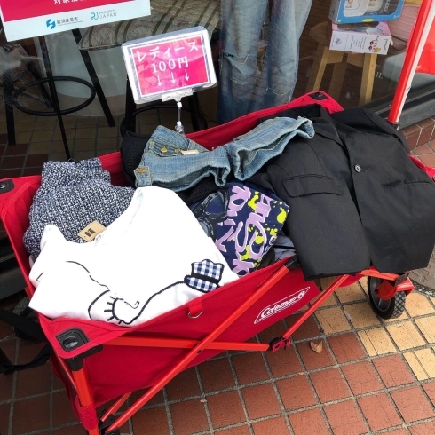 「レディース服の100円ワゴン」