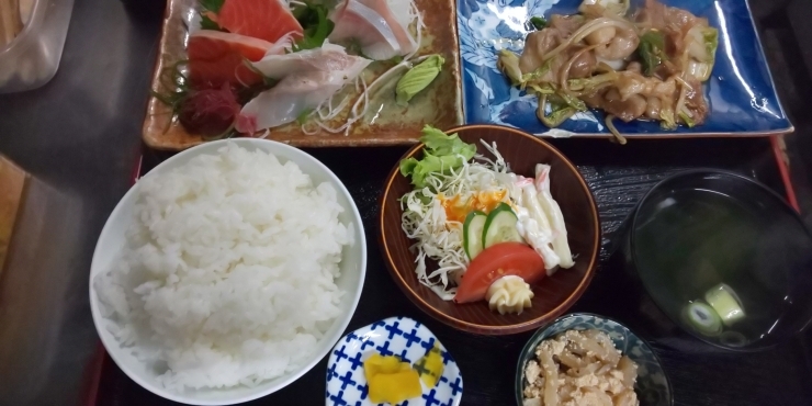 「今日の日替りランチに豚バラの野菜炒めです」