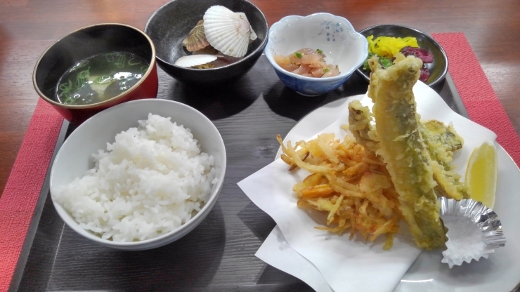 今日は金曜日なので天ぷらです「イワシのつくり美味しいよ」