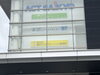 アクト西京アリーナの正面に設置された看板「広告看板設置しました！　【来歩（らいふ）リハビリステージ　下松市】」