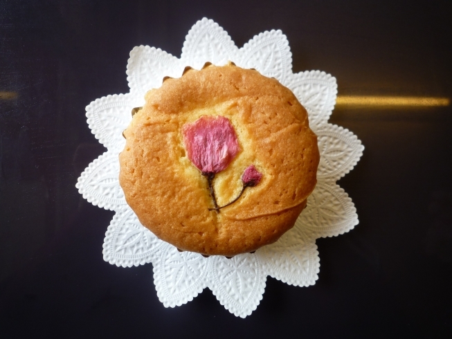 桜のマドレーヌ（桜餡入り）150円（＋税）「桜のお菓子～伊奈町のケーキ屋シャンティ洋菓子店～」