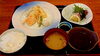 「3月16日(月)一魚一会のおすすめランチは「海鮮天ぷら　刺身付き」です♪ お値段は680円！なんとお惣菜は無料でいただけます！」