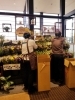 店長と青果マネージャーがお花を沢山補充しています！「春のお彼岸の準備はお済みですか？お彼岸準備はおまかせ下さい♥️」
