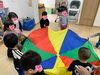 パラバルーンを持って、回るよ～！！「みんなでパラバルーン♡”【交野市・小規模保育園】」