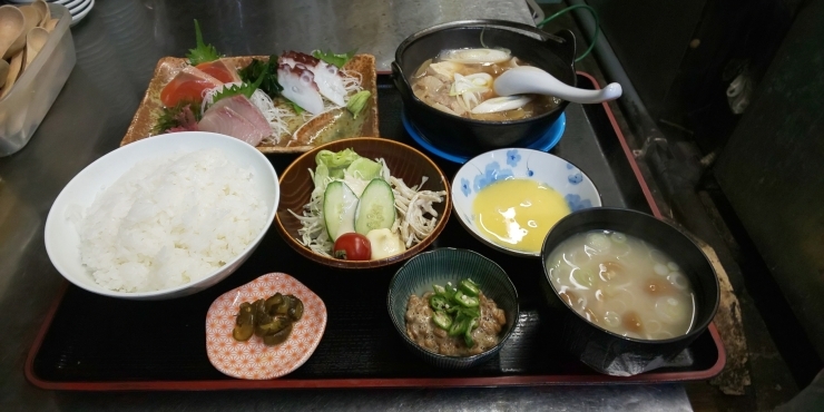 「今日の日替りランチは豚のすき焼きです」