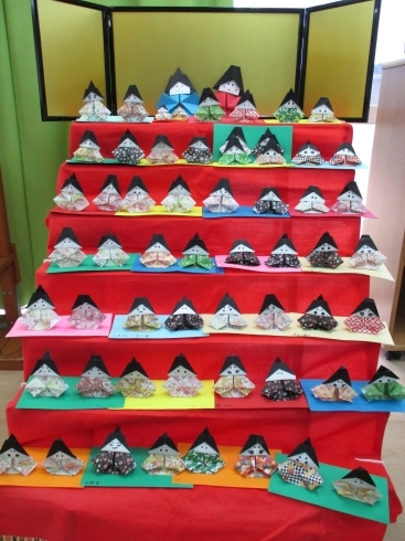 皆様の折り紙を雛壇に並べています♪「雛飾りを作りました♪」