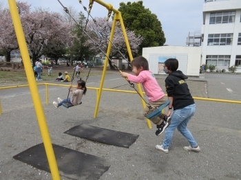 お外遊び。ブランコ楽しいね♪