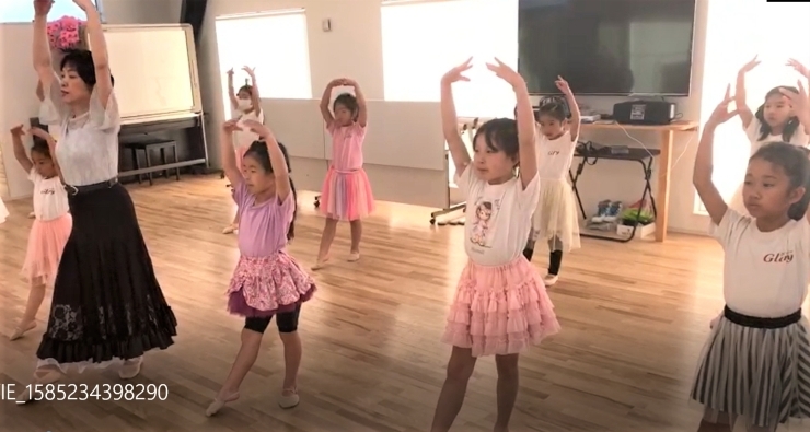 シンデレラクラス　バレエは毎回基礎練習「ダンスクラス　女の子の姿勢、情緒、運動能力に効果！！」