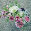 白いバラとレースフラワーにキュートなラナンが映える「桜もいっしょに」