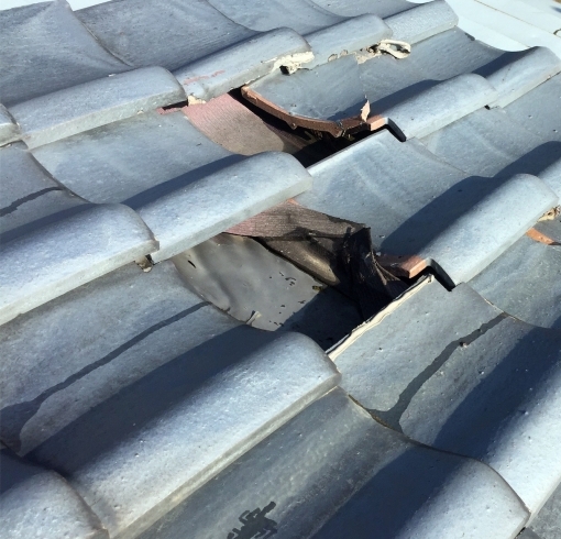 屋根瓦破損「屋根の修繕、防水対策承ります！」