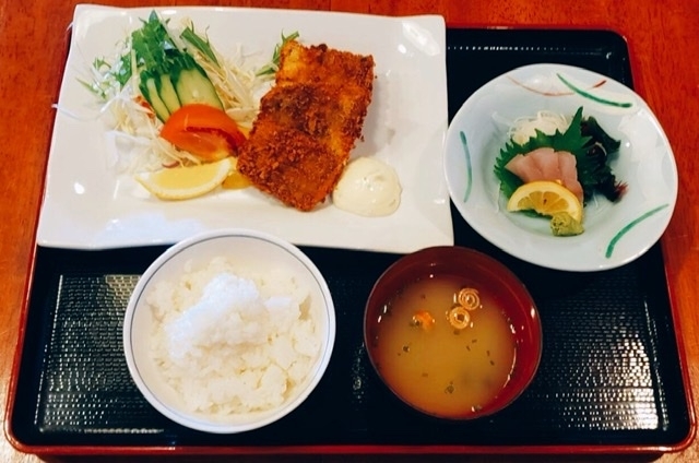 「4月10日(金) 一魚一会のおすすめランチは「鯵フライ　刺身付き」です♪」