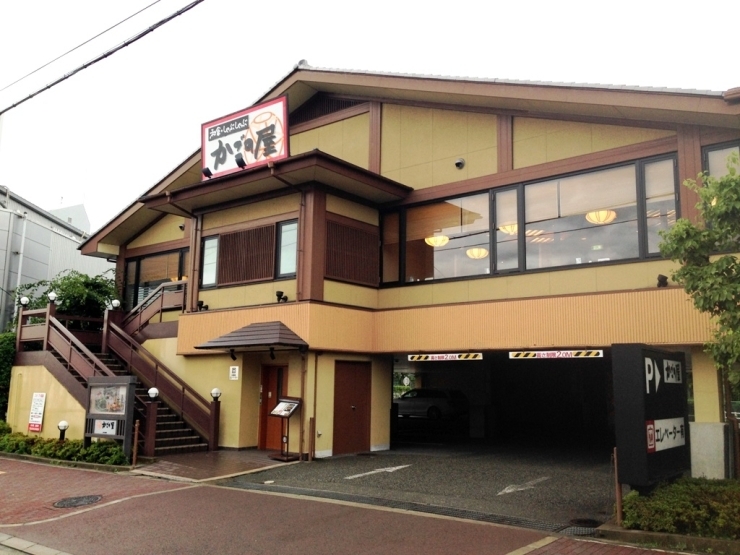 壁一面が大きな窓で、開放感溢れる明るい店内です。<br>赤枠の看板が目印！！