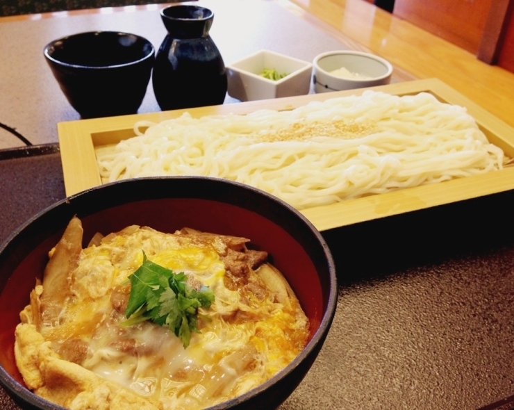 麺とミニ丼、お好きな組み合わせで選べれる「麺道楽」ランチ。<br>今日は牛柳川風丼と稲庭風うどんのセット。950円（税込）