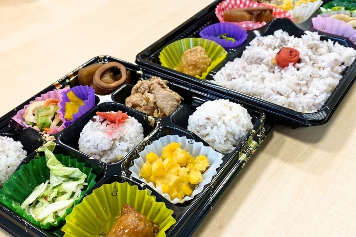 「美食弁当」（手前）と「カラダバランス弁当」「【お昼の宅配情報】「酒場　ダイフク」さんで地域密着型の宅配弁当が始まってます！」