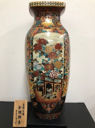 薩摩焼栄盛窯瀧山作金襴飾壺金襴手四君子図大花瓶「骨董品・美術品・遺品整理の高価買取・鑑定｜札幌市中央区｜買取専門店 くらや 札幌南店」