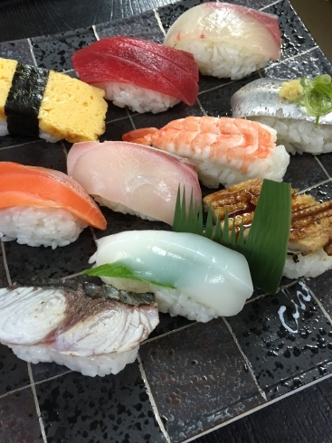 にぎり寿司10貫　1836円「お寿司の配達いたします！」