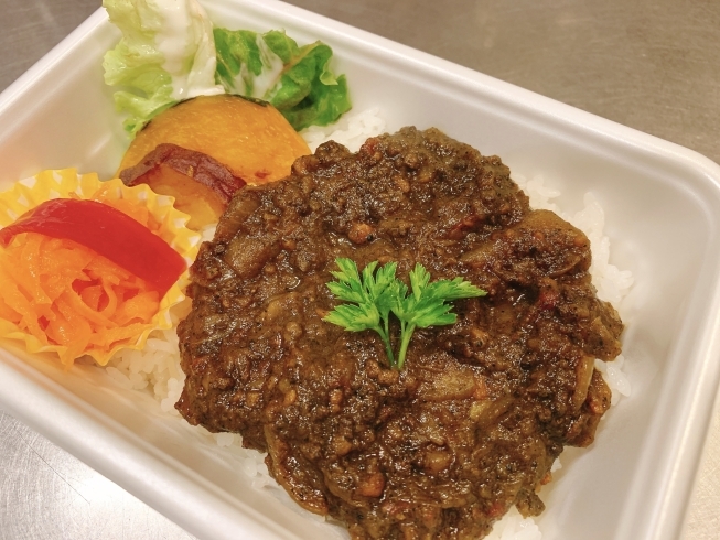 「カレーもあるでヨ〜❗️カレーライスのお弁当６８０円お電話でご注文もできます」