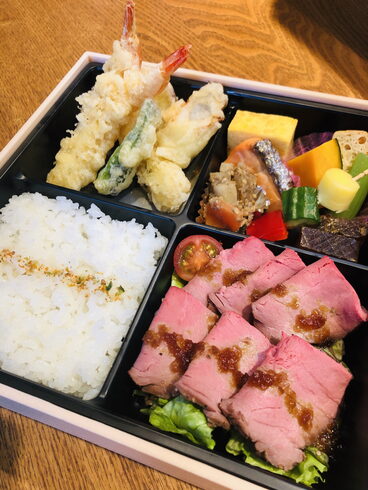 お弁当のお届け承っております。「《期間限定 》お弁当のテイクアウト・配達も承ってます。」