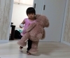 大きなぬいぐるみをだいて、どこ行くの?<br>1歳10か月(ダッフィーちゃん)