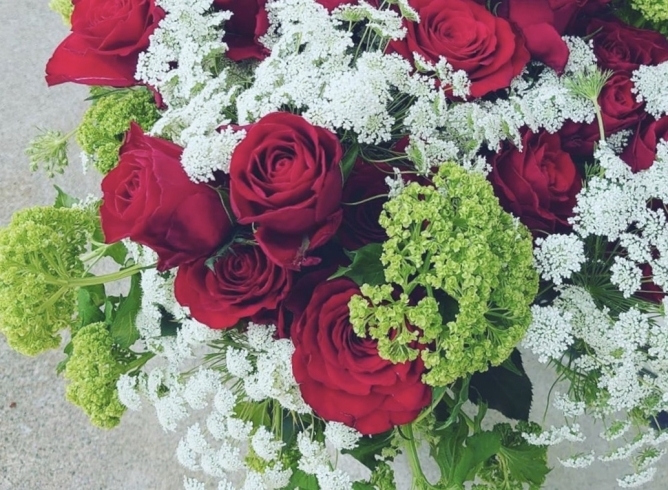 真っ赤なバラが一層美しく。「アレンジメント……母の日に。」