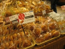 たくさんの種類のパンを販売。