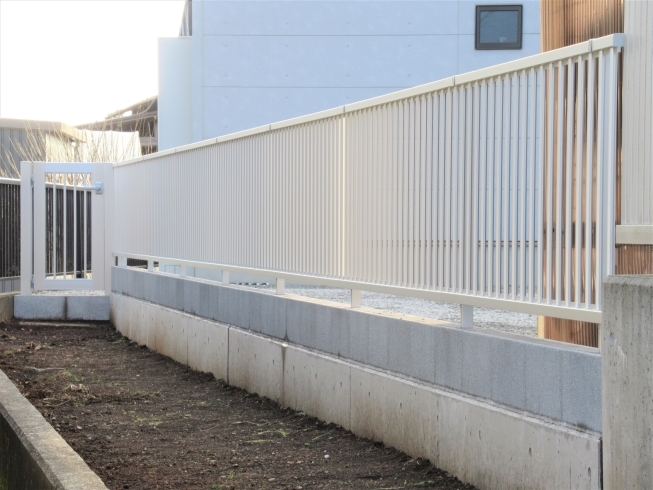 擁壁、ブロック、フェンス　完成「外構エクステリア工事　隣地境界を植木からフェンスに　御殿場・小山　工事実例」