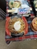「お弁当に負けないくらい、たくさんの種類のパイが並ぶ仕出し屋」