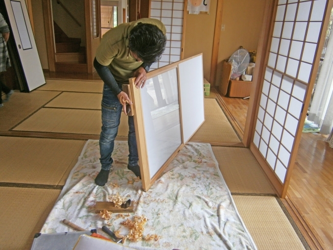 職人が専用のカンナで丁寧に作業！「池田町内で、ふすまと障子の張り替え・建具の調整を行いました。」