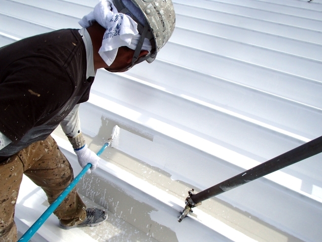屋根舗装工事の様子「屋根塗装承ります！」