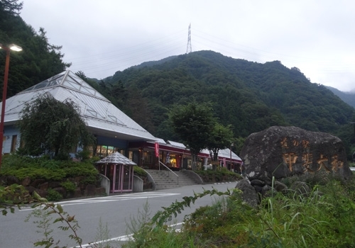 鉄骨平屋建てのピラミッド形の屋根をしたオシャレな建物です