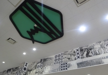 売店コーナーの天井には富士川の歴史が刻まれています