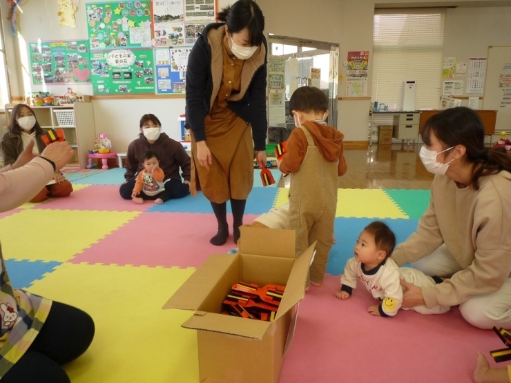 初めて見る「鳴子」、先生に使い方を教えてもらったよ。