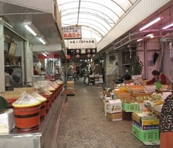 日常的な食材を販売しているお店が多いので、地元の人が多くいるエリア。