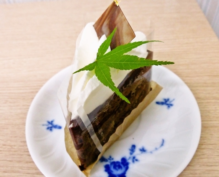 秋らしくもみじをあしらった（でもまだグリーン）チョコトルテ♪