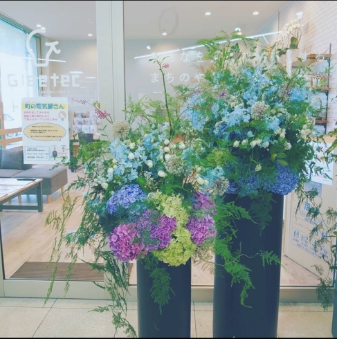 大小ふたつのスタンドに華やかに「お祝い花」