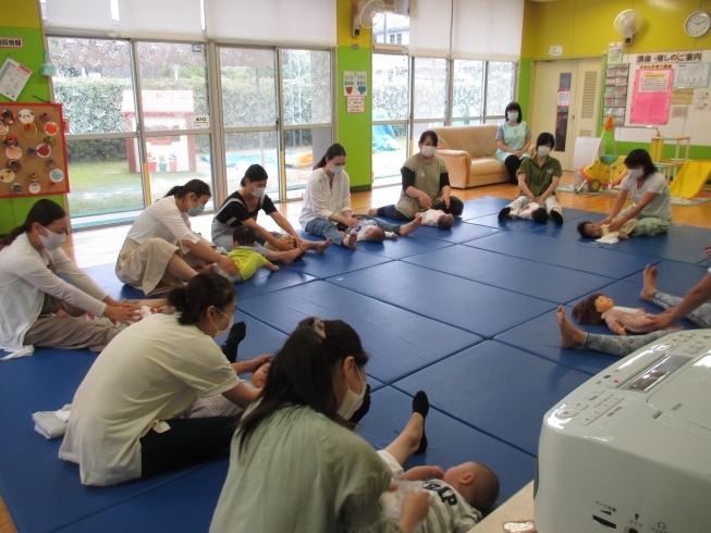ウオーミングアップでーす。「初!ベビーヨガです!」