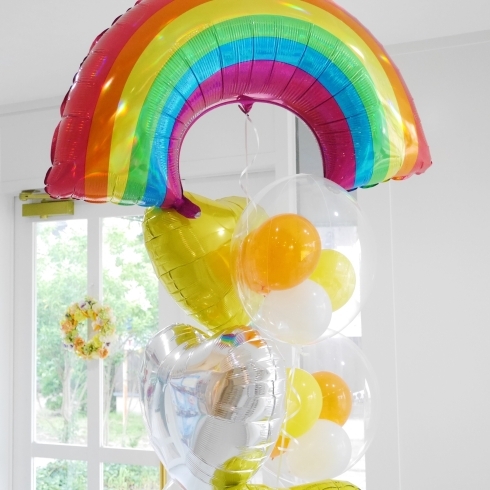 病院への周年祝いは元気が出そうな虹バルーンギフト「梅雨の晴れ間にレインボーバルーンで10周年祝いのバルーンギフト　出雲市姫原」