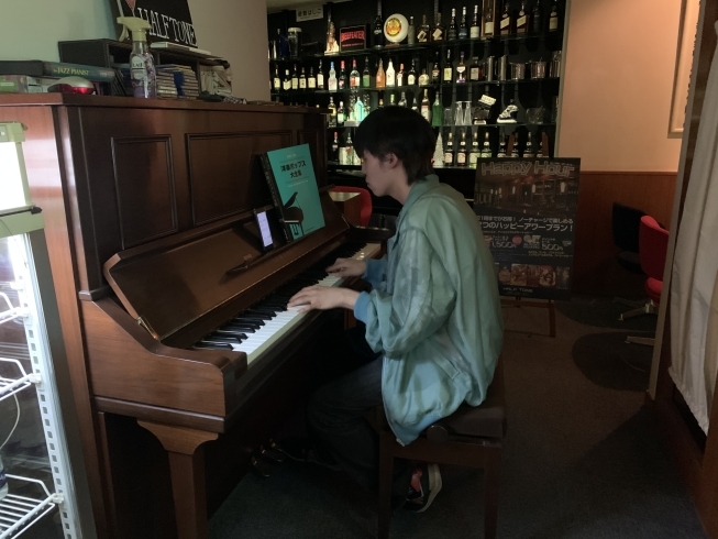 「小樽のバー、ハーフトーンでピアノを弾いてみませんか」