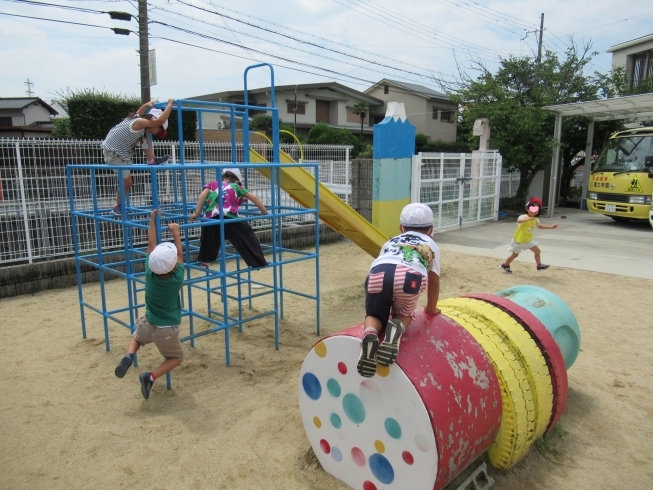 遊具で遊ぶ園児たち「夏も元気に外遊び！」