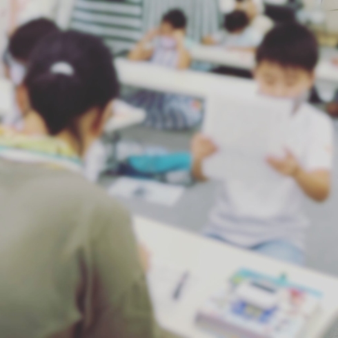 阪急伊丹駅前教室で速音読チェック中の様子「【小学生国語の成果】」