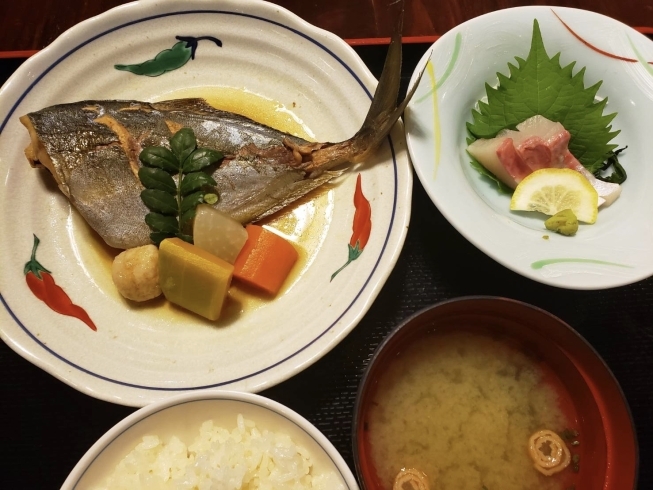 「8月4日(火) 一魚一会のおすすめランチは「シマアジの煮付け定食」です♪」