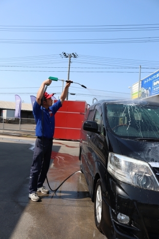 洗車中「梅雨明けは洗車のタイミングです！【新潟市の24時間ガソリンスタンド！　板金もオススメ】」