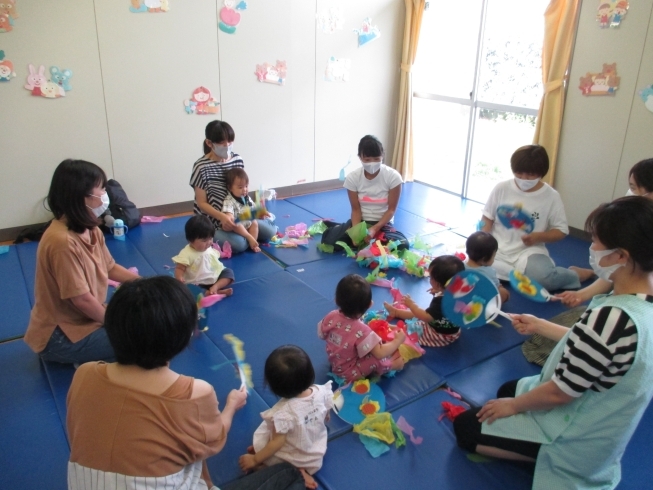 おはながみ　さあ、ちぎろうね。「今日は「うさぎ組」がありました！」