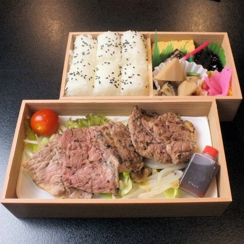 牛ランプ肉ステーキ弁当1944円（お茶付）「【船橋駅近　家族のお祝い事や法事、宴会に♪　良心的な価格で料亭の味を楽しめる日本料理屋】デリタクならお弁当1000円からお届け！」