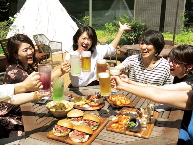 開放感のある中庭でのビアガーデンは最高！「好評につき9/6（日）まで延長！ビアガーデン「#Beer旅Hokkaido」」