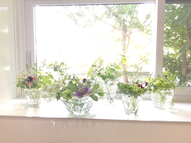 キッチンにあるガラスの器に摘んできた花やハーブを「ハーブや花との生活」