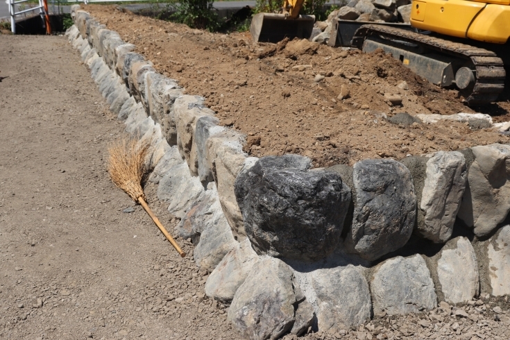 綺麗に積みあがった石「池田町の古民家再生プロジェクト。石積みが始まりました。」