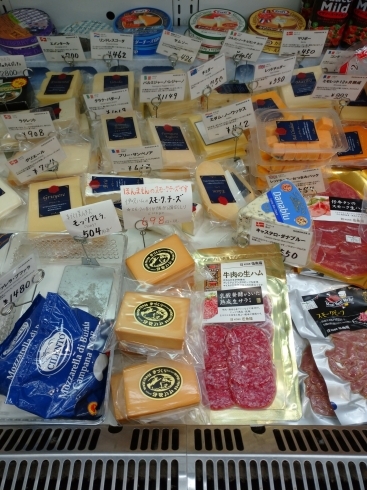 ナチュラルチーズの売り場ですか「ナチュラルチーズ一杯  [阪急桂駅西口徒歩3分ちょっと楽しい食品スーパー」
