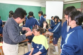 有馬中では生徒がモデルになってヘアスタイルを学びました。